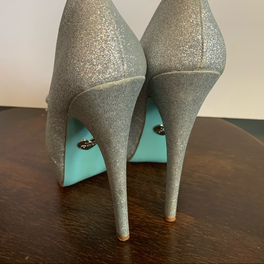 Betsey Johnson High Heels - GALA Silver Sparkle Glitter Pumps Shoes Size 7 - Picture 5 of 7